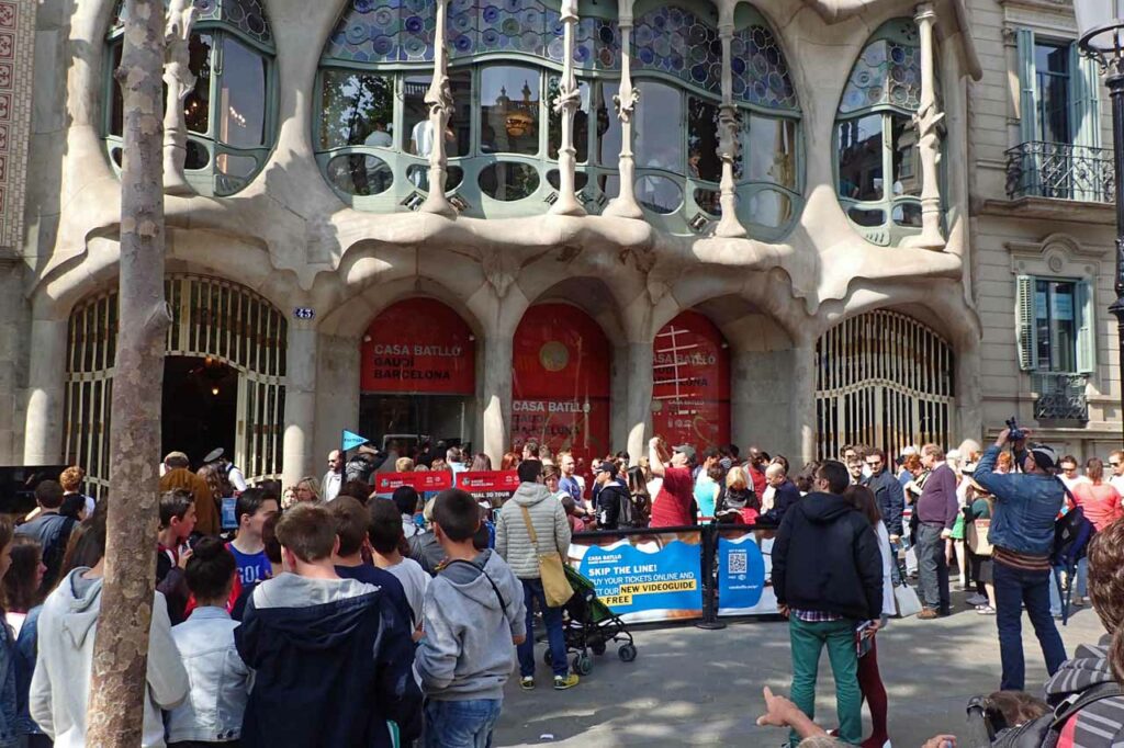 Queues of tourists outside Antoni Gaudí’s iconic Casa Battló in Barcelona.